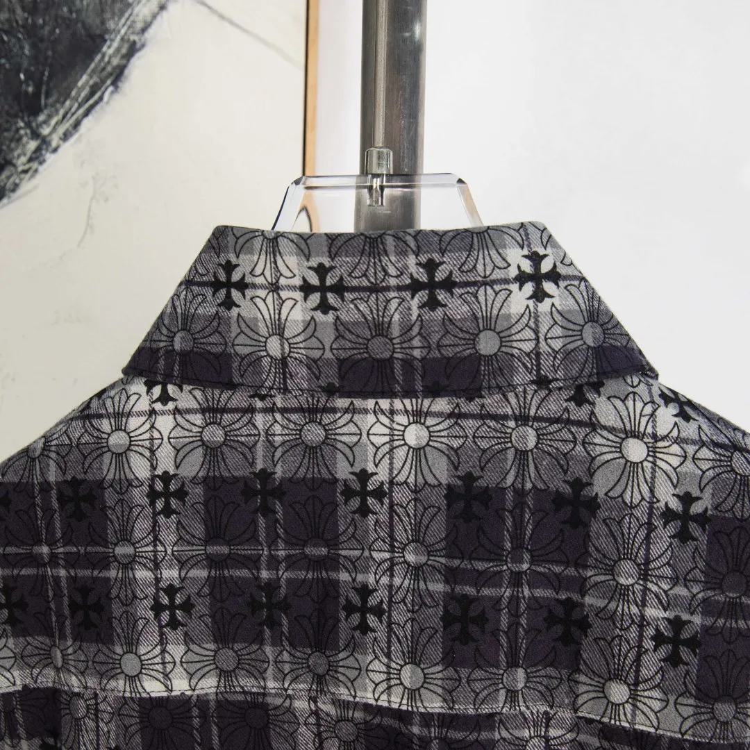 P280 version [Exclusive supply] Chrome Hearts classic cashew flower cross all-over printed jacquard long-sleeved top couple casual shirt 1️⃣Customized original jacquard fabric, high-quality pure cotton jacquard plaid fabric, soft and comfortable to the touch, a very high-quality fabric! 2️⃣The details of the workmanship are perfectly controlled. The lining is made of vest hemming, and the cuffs are made of double cross leather labels. It is different from the ordinary version. The collar is also designed with interlining, which shows high-end fashion and personality. The style is fashionable, simple and elegant, and it is a very versatile jacket! 4⃣️Complete accessories, all customized with original versions! Same style for men and women Color: cashew black Size: S M L XL Number: SG10484